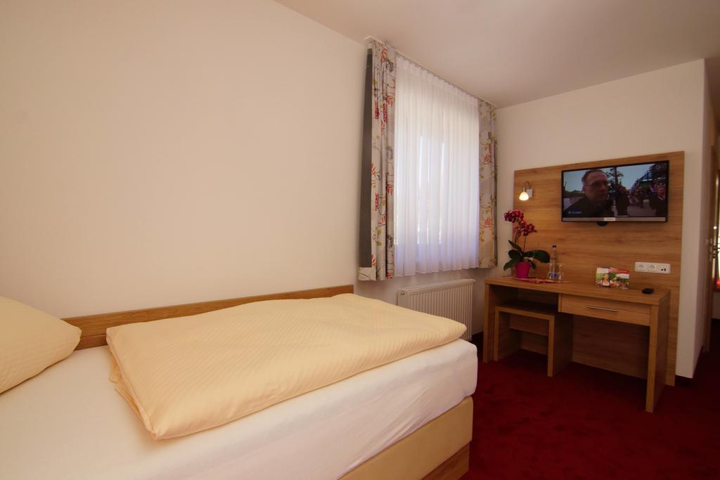 Gasthaus Und Landhotel Wiedmann Eresing Exterior photo